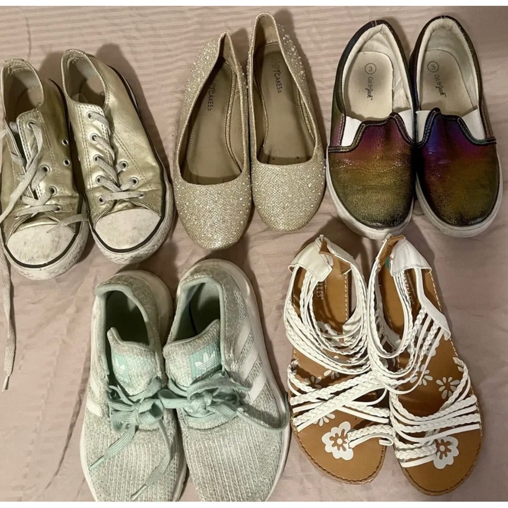 KIDS GIRLS SHOES - LOT OF 5 - SIZES 3 to 4.